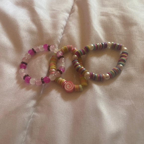 Taste bracelet have a good quality it’s stretchy and it comes with a good prize - Picture 1 of 1